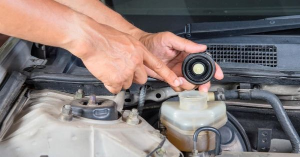 Thay dầu phanh ô tô giá bao nhiêu? địa chỉ thay uy tín