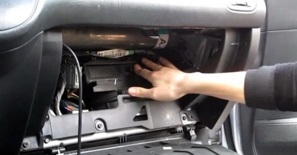 So sánh bảo dưỡng điều hòa ô tô tại hãng và gara ngoài chi tiết