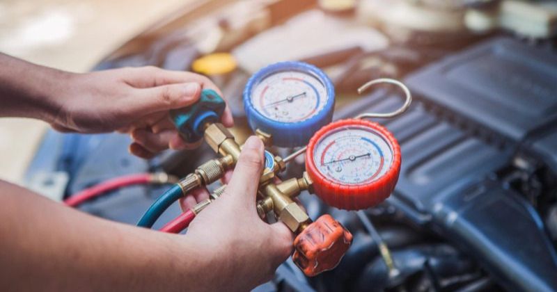 Kiểm tra gas điều hòa ô tô