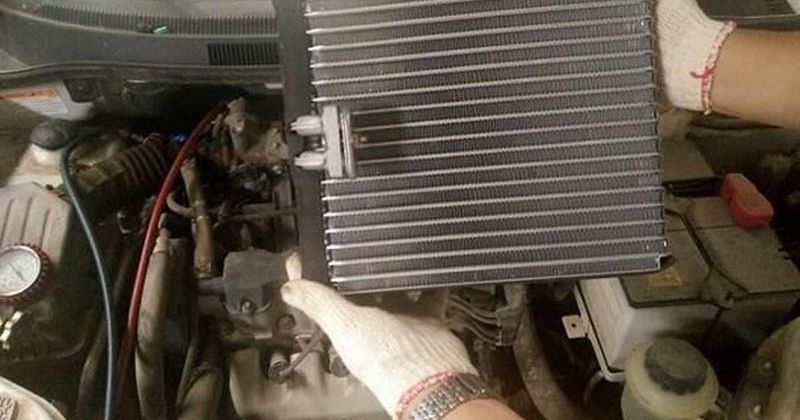 Vệ sinh lọc gió điều hòa ô tô