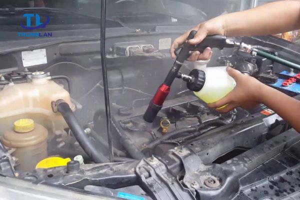 Quy trình vệ sinh khoang máy ô tô chi tiết nhất tại Trung Lân Auto