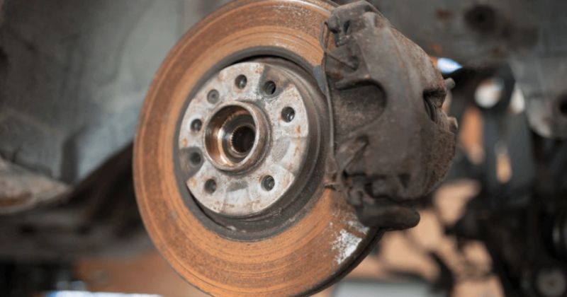 Má phanh bị bám bụi bẩn hoặc rỉ sét